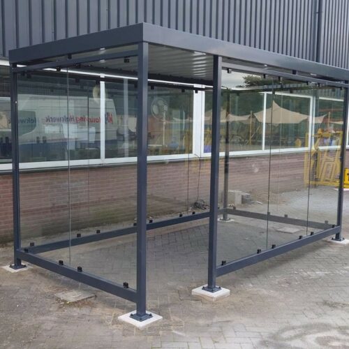 Rookoverkapping Myla 239 Naast rookruimte kan de Myla ook worden geleverd als combinatie van fietsoverkapping en rookabri. Een ideale oplossing voor bedrijven en verenigingen die zowel fietsen als rokersbescherming willen combineren.